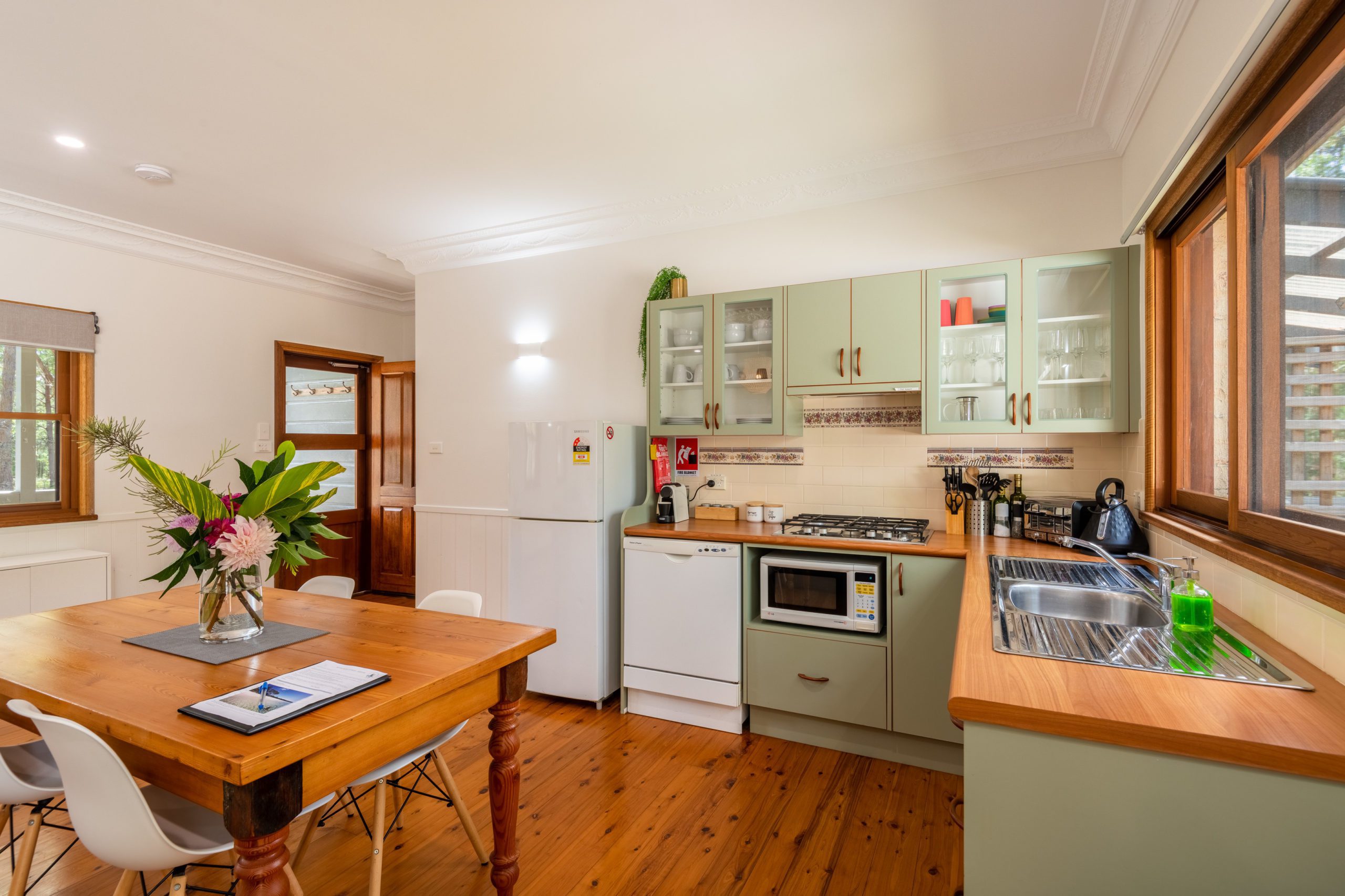 Bay and Bush Cottages: Abundant Space for cooking or dining