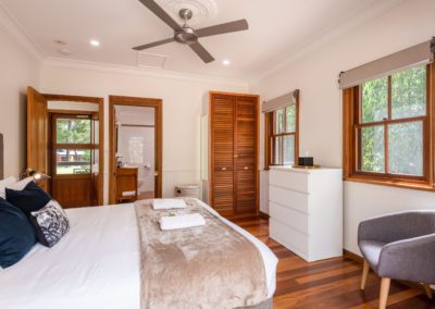 Bay and Bush Cottages: Wood outline room Accommodation in Jervis Bay