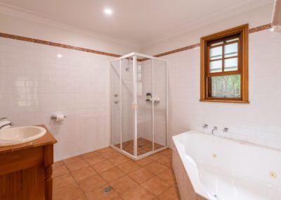 Bay and Bush Cottages: Bathe in spacious Bathroom