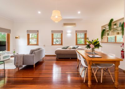 Bay and Bush Cottages: Wood Accentuated Lounge Accommodation