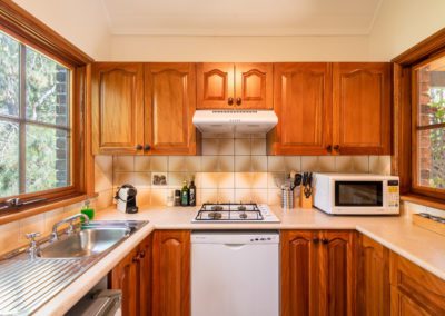 Bay and Bush Cottages: Classic Fully-Equipped Kitchen Design with