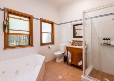 Bay and Bush Cottages: Fresh and Clean Bathroom